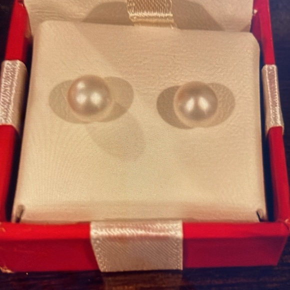 BRAND NEW MACY’S PEARL EARRINGS - Picture 4 of 4